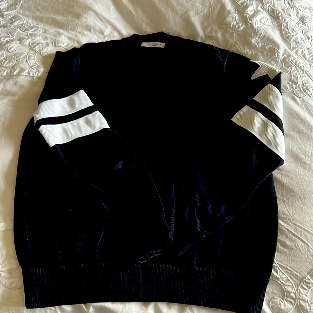 Givenchy sweater size large. Unisex